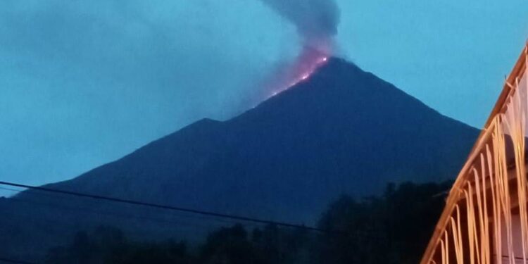 Gunung Karangetang Naik Level III, Warga Diminta Waspada