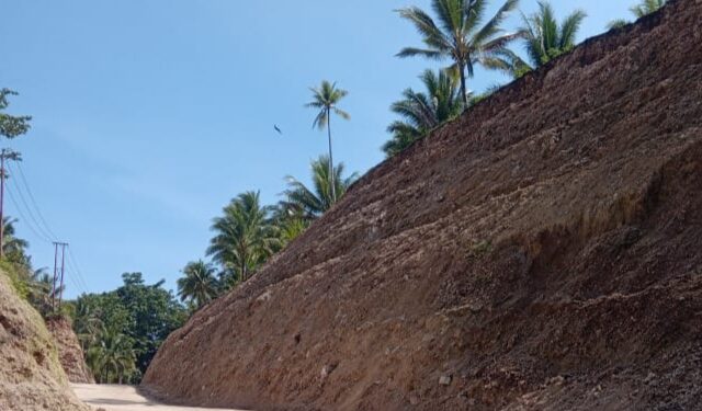 Nampak hasil pekerjaan galian tanah untuk preservasi jalan Essang - Rainis.