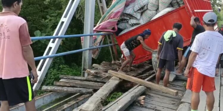 Sebua truck yang bermuatan hasil bumi terjebak di jembatan Essang karena bantalan jembatan mengalami kerusakan.