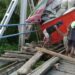 Sebua truck yang bermuatan hasil bumi terjebak di jembatan Essang karena bantalan jembatan mengalami kerusakan.