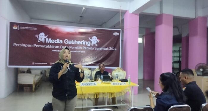 Komisioner KPU Manado Lanny Ointu menjelaskan peran Pantarlih dalam melakukan pencocokan data pemilih. (foto: Noufriadi Sururama)