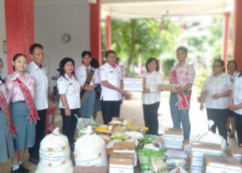 SMAN 1 Amurang Salurkan Bantuan untuk 2 Sekolah di Manado