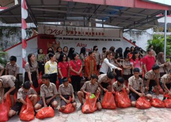 Istri Walikota Manado Hadiri Penyaluran Bantuan di SMPN 1 Manado