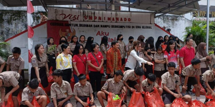 Istri Walikota Manado Hadiri Penyaluran Bantuan di SMPN 1 Manado