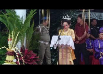 Foto: Penjabat Bupati Kabupaten Kepulauan Sangihe menyampaikan sambutan menggunakan bahasa Sangihe. (dok. Rendy/barta1)