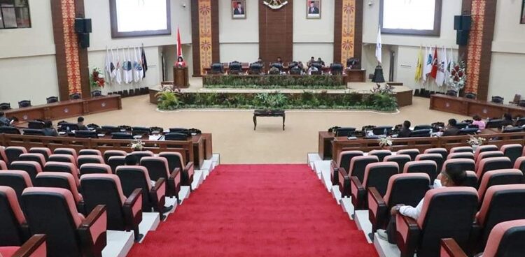 Gambar-gambar suasana persidangan penetapan Perda Kode Etik dan Badan Kehormatan di Ruang Sidang Paripurna DPRD Sulut. (foto-foto: Humas DPRD)