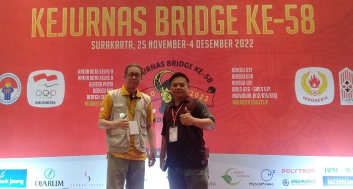 ohn A. W. Tumewu, ST - Tournament Director Asia, (kiri memakai rompi), usai memimpin Kejurnas Bridge di Solo Desember 2022. (foto: dokumentasi Michael Tumiwang)