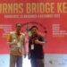 ohn A. W. Tumewu, ST - Tournament Director Asia, (kiri memakai rompi), usai memimpin Kejurnas Bridge di Solo Desember 2022. (foto: dokumentasi Michael Tumiwang)