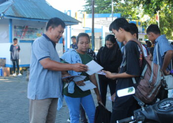 KPU Kabupaten Kepulauan Talaud bersama jajaran saat melakukan pembagian flyer Pemilu kepada masyarakat.