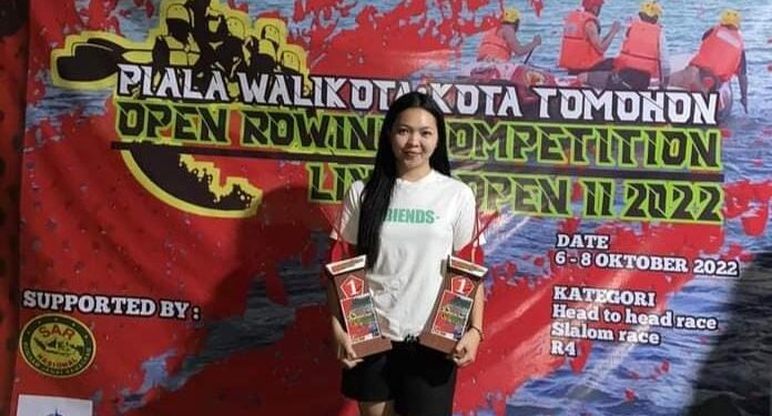 Cintania Engli Tulangow saat menerima penghargaan dari kejuaraan Piala Walikota Tomohon (Foto Pribadi Cintania)