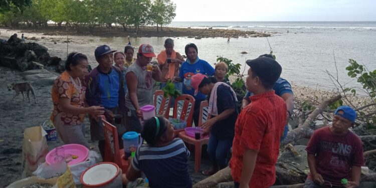 Ketua DPRD Kabupaten Kepulauan Talaud, Semuel Bentian, S.H., M.H saat turun langsung menyerap aspirasi masyarakat yang terdampak abrasi.