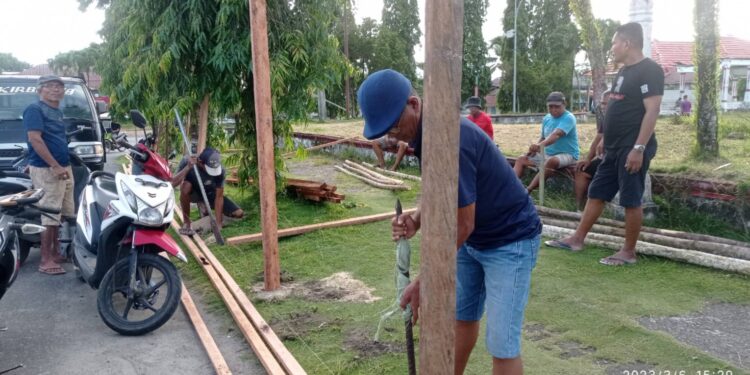 Ketua Panitia Ebenhaezer Cup, Godfried Timpua saat melakukan pemagaran lokasi kegiatan bersama sejumlah panitia.