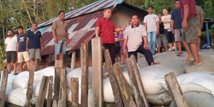 Ketua DPRD Kabupaten Kepulauan Talaud, Semuel Bentian, S.H., M.H. saat meninjau lokasi abrasi di Desa Essang, Kabuapten Kepulauan Talaud.