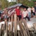 Ketua DPRD Kabupaten Kepulauan Talaud, Semuel Bentian, S.H., M.H. saat meninjau lokasi abrasi di Desa Essang, Kabuapten Kepulauan Talaud.