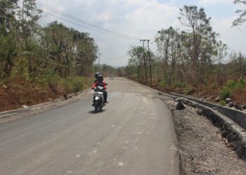 Pembenahan ruas jalan di jalur Likupang beberapa waktu lalu. (foto: Barta1)
