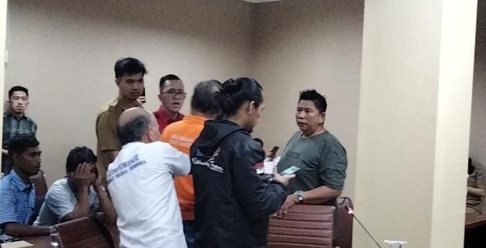 Kericuhan Terjadi di RDP Komisi IV DPRD Sulut, Oleh Melky Jakhin Pangemanan (Foto Meikel Barta1.com)