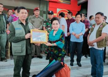 Foto: Kepala BNPB RI Letjen TNI Suharyanto saat menyerahkan secara simbolis DSP kepada Pj Bupati dr Rinny Tamuntuan di Manado. (Istimewa)