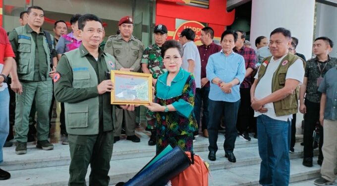 Foto: Kepala BNPB RI Letjen TNI Suharyanto saat menyerahkan secara simbolis DSP kepada Pj Bupati dr Rinny Tamuntuan di Manado. (Istimewa)