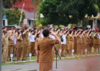 Foto: dr. Rinny Tamuntuan Pimpin Apel Perdana Bulan Februari. (Dok. Istimewa)
