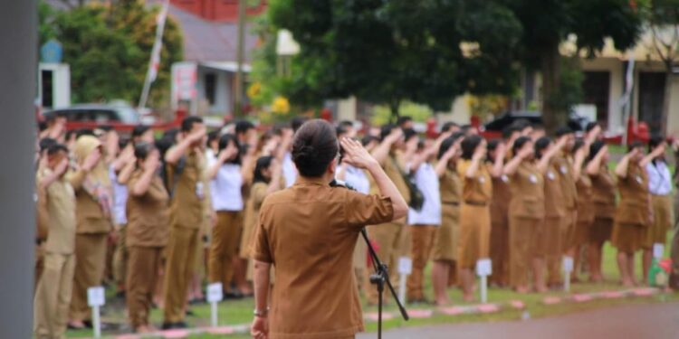 Foto: dr. Rinny Tamuntuan Pimpin Apel Perdana Bulan Februari. (Dok. Istimewa)