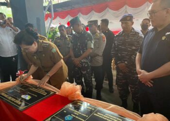 Foto: Pj. Bupati Sangihe, dr. Rinny Tamuntuan menandatangani prasasti Pasar Trikora dan Pasar Tona Tahuna (Dok. Istimewa)