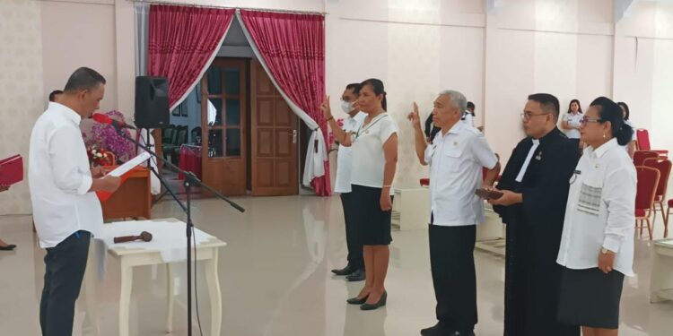 Foto: Sekkab Sangihe Melanchton Wolff saat melantik dua PTP di ruang serbaguna rumah jabatan bupati (Dok. Istimewa)