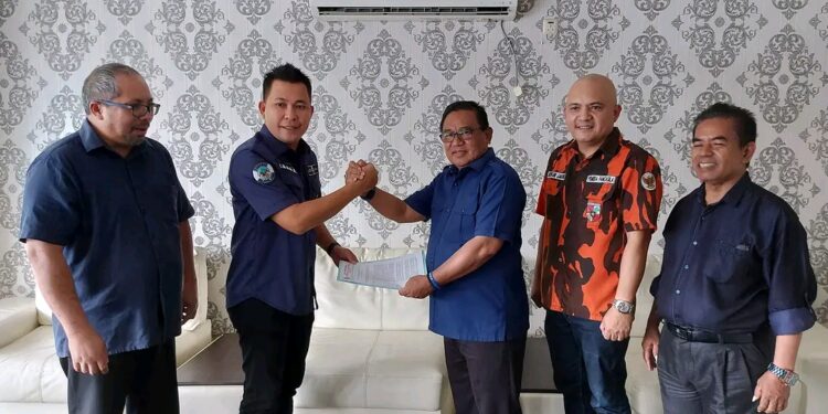 Drs. Moktar Arunde Parapaga saat menerima SK Ketua MPC Pemuda Pancasila Kabupaten Kepulauan Talaud.
