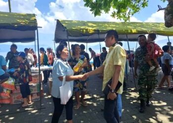 Ketua DPD II Golkar Kabupaten Kepulauan Talaud, Yopi Saraung, S.E saat menyapa dan memberikan bantuan berupa bahan pokok kepada masyarakat.