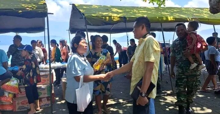 Ketua DPD II Golkar Kabupaten Kepulauan Talaud, Yopi Saraung, S.E saat menyapa dan memberikan bantuan berupa bahan pokok kepada masyarakat.
