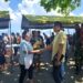 Ketua DPD II Golkar Kabupaten Kepulauan Talaud, Yopi Saraung, S.E saat menyapa dan memberikan bantuan berupa bahan pokok kepada masyarakat.