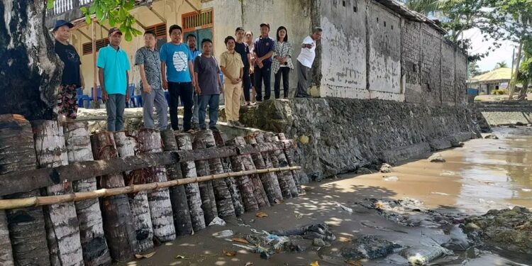 Ketua DPRD Kabupaten Kepulauan Talaud, Semuel Bentian, S.H., M.H saat meninjau lokasi abrasi di Desa Dapalan.