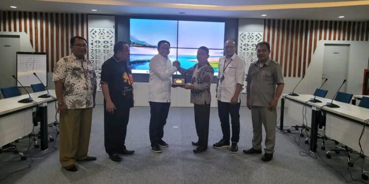 Ketua DPRD Kabupaten Kepulauan Talaud, Semuel Bentian, S.H., M.H bersama Wakil Ketua DPRD, anggota DPRD dan Sekretaris Dewan saat menjumpai general manejer senior PLN Sulutenggo.