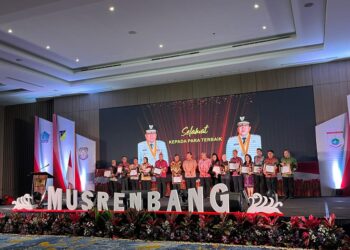 Foto: Pj. Bupati Sangihe dr. Rinny Tamuntuan bersama beberapa Kepala Daerah menerima penghargaan. (Dok. Istimewa)