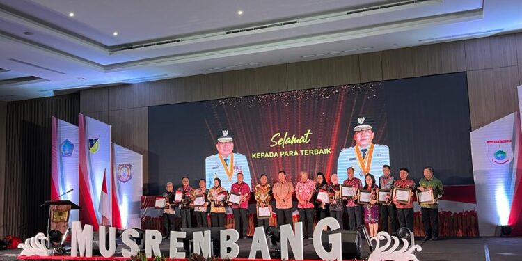 Foto: Pj. Bupati Sangihe dr. Rinny Tamuntuan bersama beberapa Kepala Daerah menerima penghargaan. (Dok. Istimewa)