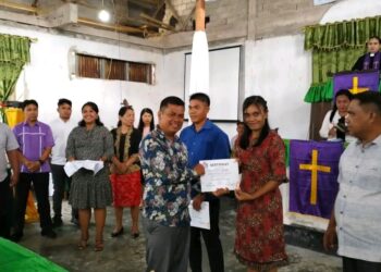 Ketua Pemuda Sinode Germita periode 2022 - 2027, Verdy Essing, S.Pd saat memberikan sertifikat kepada peserta LKPG.