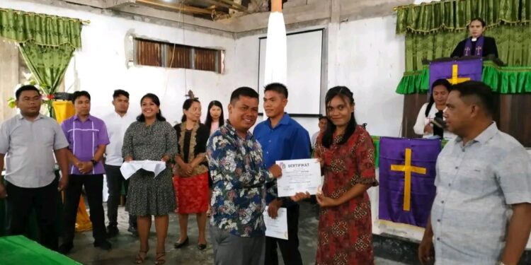 Ketua Pemuda Sinode Germita periode 2022 - 2027, Verdy Essing, S.Pd saat memberikan sertifikat kepada peserta LKPG.