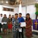 Ketua Pemuda Sinode Germita periode 2022 - 2027, Verdy Essing, S.Pd saat memberikan sertifikat kepada peserta LKPG.