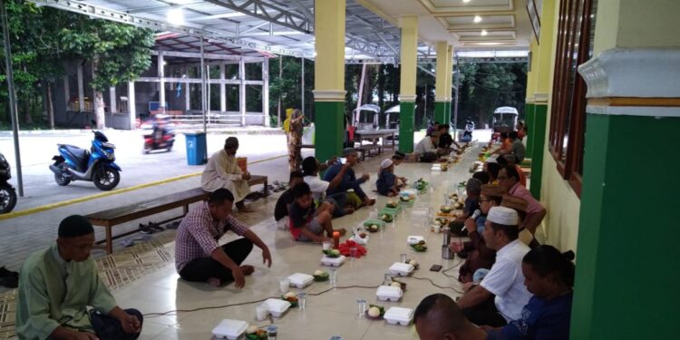 Buka bersama Poros Baru Porodisa bersama Jamaah Masjid Agung Jabal Rahma, Melonguane.