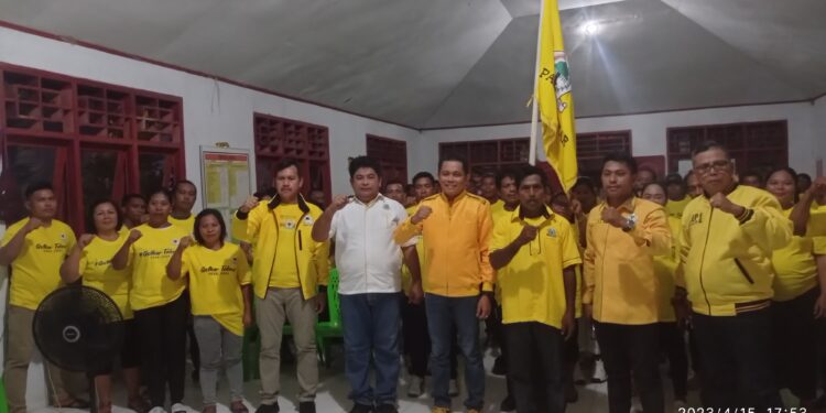 Foto bersama usai pelantikan pengurus Partai Golkar se- Kecamatan Essang.