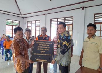 Ketua DPD II Golkar Kabupaten Kepulauan Talaud, Yopi Saraung, S.E didampingi oleh Sekretaris DPD II Golkar Kabupaten Kepulauan Talaud, Devit Bee,S.IP saat menyerahkan prasasti hibah lahan.