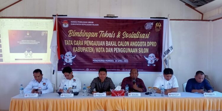 Ketua KPU Kabupaten Kepulauan Talaud, Aripatria Pandesingka saat memberikan sambutan dalam sosialisasi tata cara pengajuan bakal calon anggota DPRD dan penggunaan aplikasi SILON.