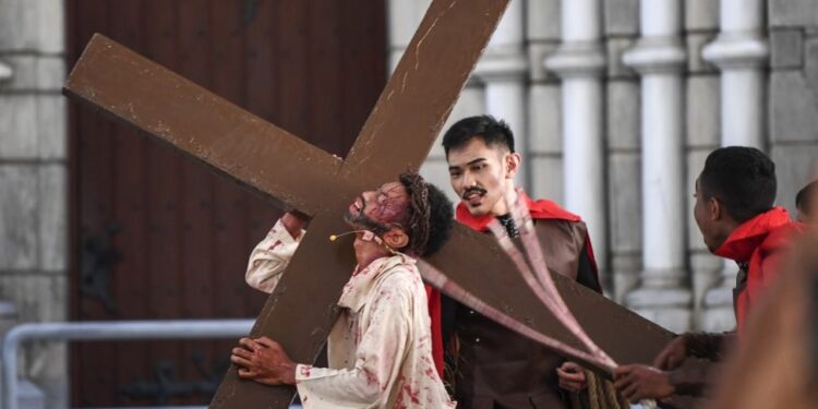 Prosesi Jalan Salib di Gereja Katedral