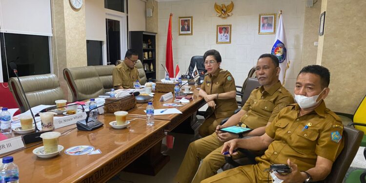 Foto: Pj. Bupati dr. Rinny Tamuntuan, didamping Sekda Sangihe, Harry Wolf dan Kepala Inspektorat, NR Pande memaparkan pencapaian pelaksanaan tugas di bidang Pemerintahan, Pembangunan dan Kemasyarakatan. (Dok. Istimewa)