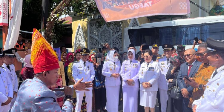 Foto: Penyambutan secara adat kepada kepala-kepala daerah yang hadir di perayaan hari Otda 2023 di Makassar. (Dok. Istimewa)