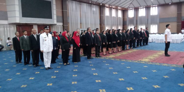 Richard Sualang Lantik 25 Kepala SD dan SMP Negeri Manado