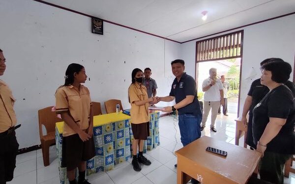 Foto: Direktur Rumah Sakit Daerah (RSD) Liun Kendage Tahuna, dr. Aprikonus Loris, Sp.PD menyerahkan bingkisan kepada siswa SMP 1 Tabut. (Dok. Istimewa)