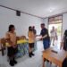Foto: Direktur Rumah Sakit Daerah (RSD) Liun Kendage Tahuna, dr. Aprikonus Loris, Sp.PD menyerahkan bingkisan kepada siswa SMP 1 Tabut. (Dok. Istimewa)