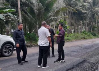 Ketua DPRD Provinsi Sulawesi Utara, dr. Fransiskus Andy Silangen, Sp.B KBD saat meninjau pembangunan jalan nasional di Kabupaten Kepulauan Talaud.