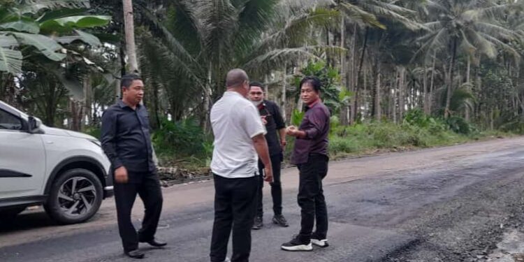 Ketua DPRD Provinsi Sulawesi Utara, dr. Fransiskus Andy Silangen, Sp.B KBD saat meninjau pembangunan jalan nasional di Kabupaten Kepulauan Talaud.