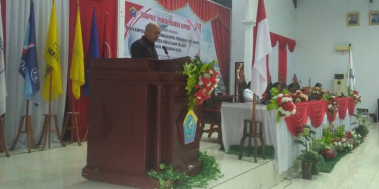 Ketua Fraksi PDI-P saat membacakan pandangan Fraksi pada paripurna penyampaian rekomendasi DPRD terhadap Bupati tahun anggaran 2022.